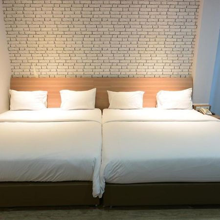 Kama Hotel Medan Buitenkant foto